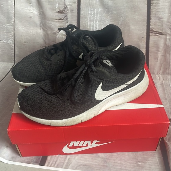 Nike Tanjun girls sneaker in sizes 4.5 - Picture 4 of 13